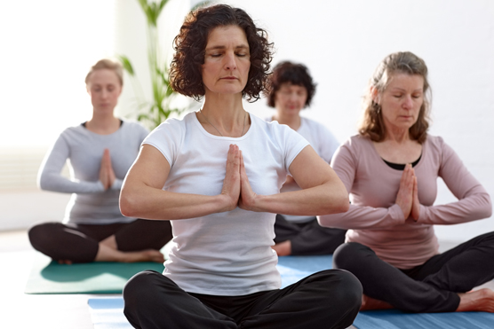 Moderater Sport oder Yoga und Qi-Gong helfen vielen Frauen bei Klimakteriumsbeschwerden.